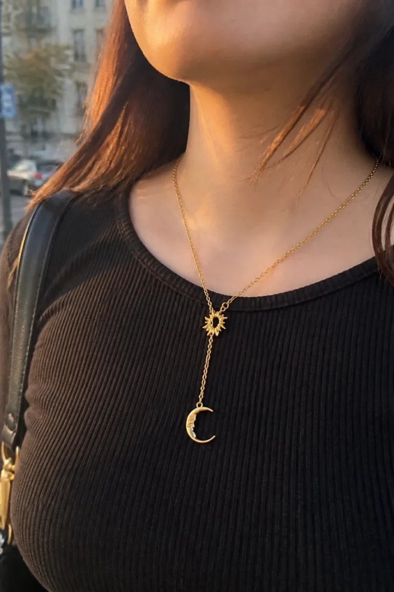 Colier damă cu model lună, placat cu aur 18K, lanț răsucit – imagine generată cu AI