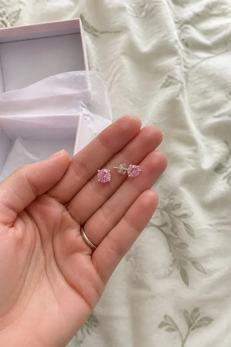 Cercei simpli din argint 925, 6mm, eleganți și versatili – imagine generată cu AI